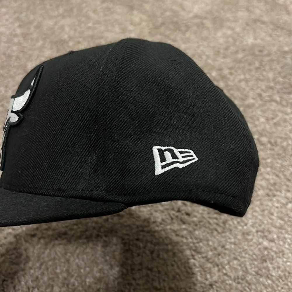Chicago Bulls New Era Fitted hat (Size 7 1/4) - Picture 3 of 4